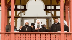 Octombrie 2011. O fotografie publicată pe site-ul Mânăstirii Curchi. Patriarhul rus Kirill (centru) a vizitat R. Moldova, iar președintele interimar Marian Lupu (dreapta) l-a decorat atunci cu „Ordinul Republicii”.
