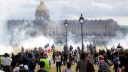 Policija je koristila dim i suzavac tokom demonstracija francuskih zdravstvenih radnika u Parizu 16 maja 2020.