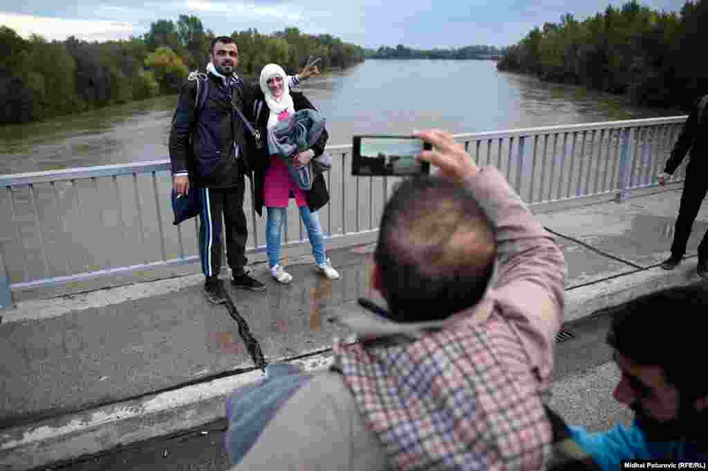 Izbjeglice se fotografišu u blizini Mađarske