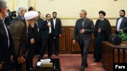 ابراهیم رئیسی (نفر دوم از راست) همراه با علی لاریجانی (نفر سوم).