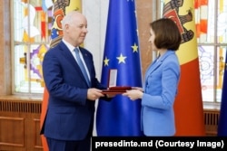 Maia Sandu i-a acordat Ambasadorului SUA la Chișinău, Kent Logsdon, „Ordinul de Onoare”, la încheierea misiunii diplomatice a acestuia în R. Moldova, mai 2024