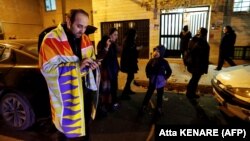 Disa persona që janë larguar nga shtëpitë e tyre, pas tërmetit në Iran