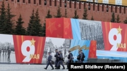Як пише видання Der Spiegel, це перший випадок в історії параду 9 травня у Москві, коли закордонні медіа спочатку отримали акредитації на парад, а потім їх відкликали