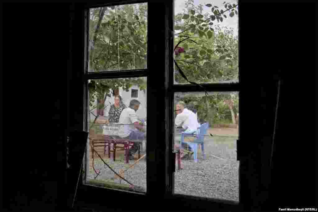 Bakıdan tez-tez gələn zənglər də sakinləri təşvişə salıb: &laquo;Köç var? Atışma var?&raquo;.