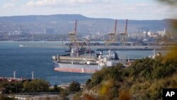 An oil tanker is moored at the Sheskharis complex in Novorossiysk, Russia, one of the largest facilities for oil and petroleum products in southern Russia. (file photo)