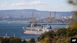 Нефтяной танкер пришвартован в Новороссийске, одном из крупнейших центров по переработке нефти и нефтепродуктов на юге России, 11 октября 2022 года