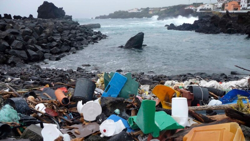 Papa pozvao na hitnu akciju protiv plastike u svetskim morima 