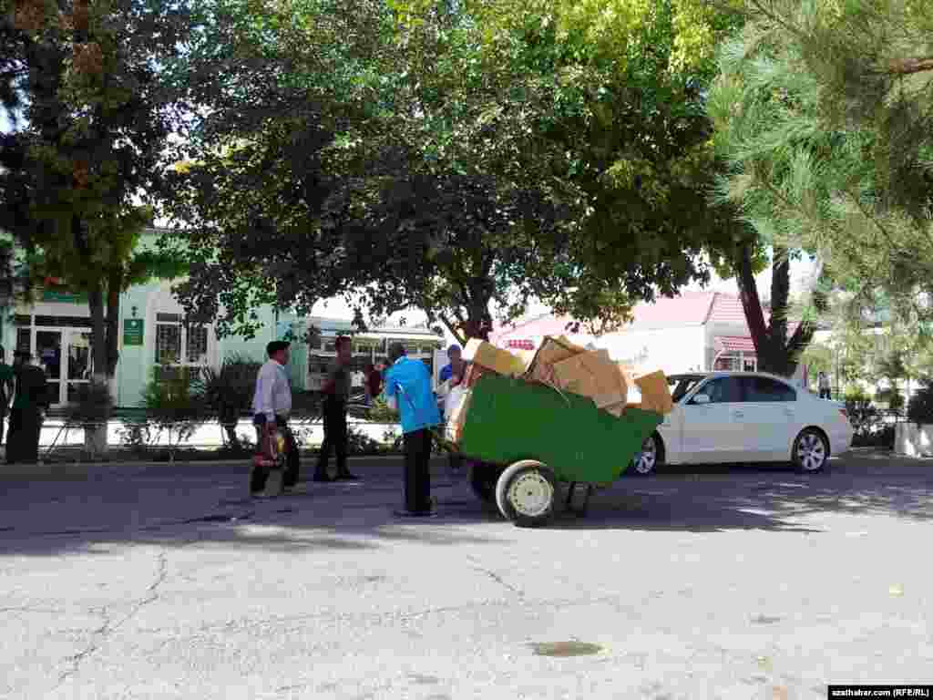 Aşgabatda arabaçy ýaşuly 