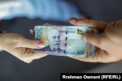 Një kartëmodhenës 500 lekësh.