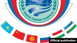 Флаги стран - членов ШОС под эмблемой Шанхайской организации сотрудничества. 