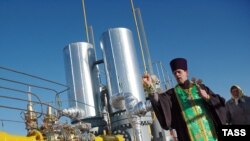 A priest blesses a Ukrainian natural-gas pipeline. (file photo)