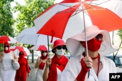 Акція протесту жінок із біло-червоно-білими парасолями (кольорами історичного національного прапору Білорусі). Мінськ, 18 липня 2021 року