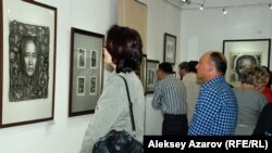 Посетители на выставке казахстанского художника-иллюстратора Евгения Сидоркина в Государственном музее искусств имени А. Кастеева. Алматы, 22 апреля 2015 года.