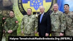 Американський сенатор Рон Джонсон (посередині) на Яворівському полігоні. Львівщина, 8 грудня, 2018 року 