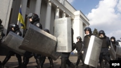Полиси украин майдони рӯбарӯи бинои порлумонро тарк мекунад.