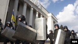 Trupele speciale se retrag din fața Parlamentului de la Kiev, după ce președintele Ianukovici a semnat acordul de compromis cu opoziția, 21 fenruarie 2014