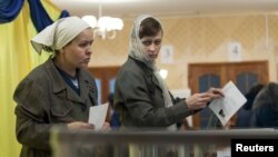 Female inmates cast their votes at the prison in Kharkiv where opposition leader Yulia Tymoshenko was held before being sent to hospital.