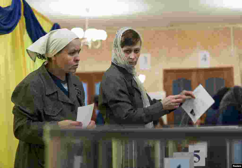 Inmates cast their votes at the prison in Kharkiv where jailed opposition leader Yulia Tymoshenko was held before being sent to hospital.