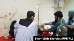 ارشیف، ارزګان کې د یوې چاودنې ټپيان روغتون کې د درملنې پر مهال