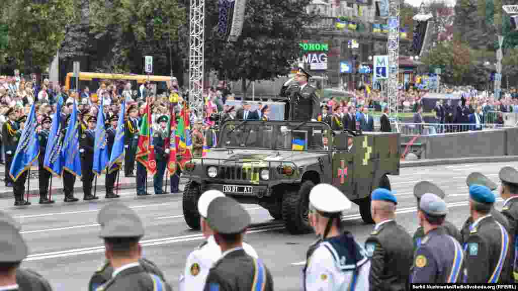 Міністр оборони Степан Полторак виконує об&#39;їзд військ перед початком параду