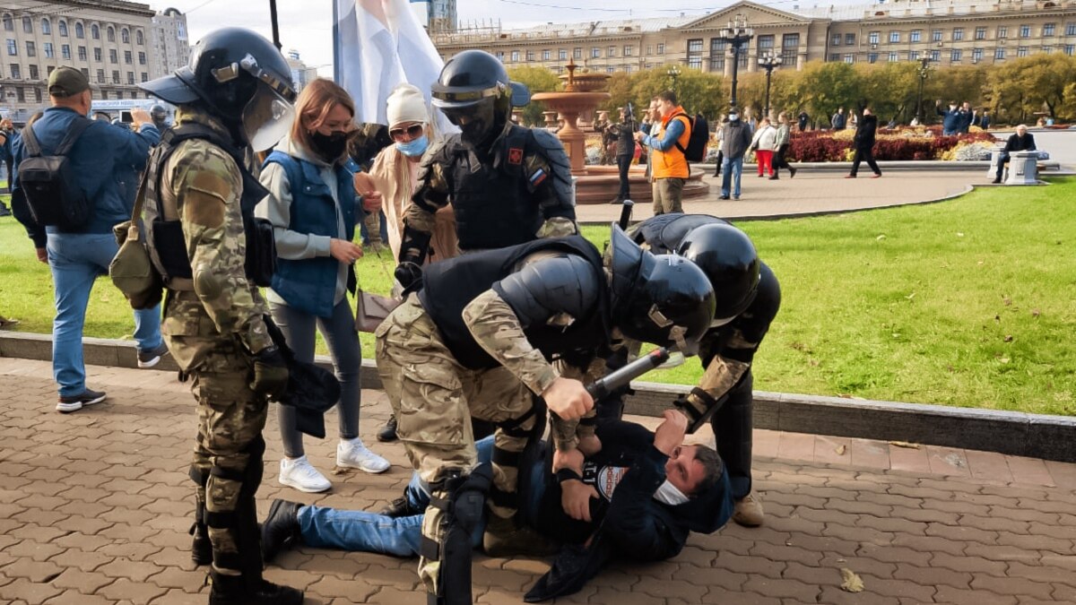 Покажи против. Протесты в Хабаровске ОМОН. Митинг в Хабаровске 2020 ОМОН.