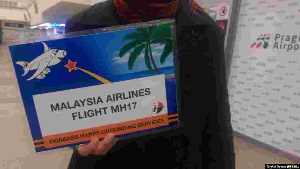 Активист держит в руках табличку с указанием на то, что самолет Boeing 777 &quot;Малайзийских авиалиний&quot; 17 июля&nbsp;2014 года&nbsp;на востоке&nbsp;Донецкой области&nbsp;Украины был сбит пророссийскими повстанцами. Прага, 2 апреля 2015 года.&nbsp;