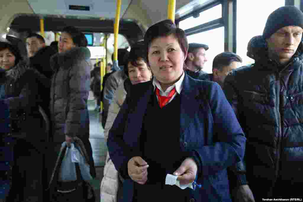 Ляззат Колдабаева 8 марта встретила на рабочем месте. Вот уже семь лет она работает кондуктором в автобусном парке Астаны.
