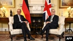 გერმანიის კანცლერი ფრიდრიხ მერცი და ბრიტანეთის პრემიერ-მინისტრი კირ სტარმერი (მარჯვნივ). ლონდონი. 2025 წლის 17 ივლისი 