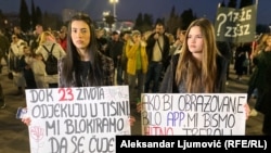 Studentkinje nose transparente tokom blokade saobraćajnice u centru Podgorice, 6. februar 2025.