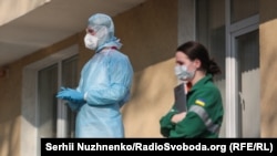 Медики у захисних костюмах біля Олександрівської клінічної лікарні у Києві