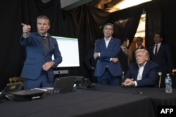 Министр обороны США Пит Хегсет, директор ЦРУ Джон Рэтклифф и Дональд Трамп в Мар-а-Лаго во Флориде наблюдают за дистанционной трансляцией операции американских военных по захвату бывшего лидера Венесуэлы Николаса Мадуро. 3 января 2026 года