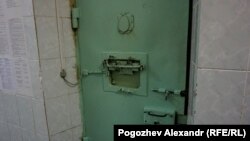 Железная дверь тюрьмы. Иллюстративное фото