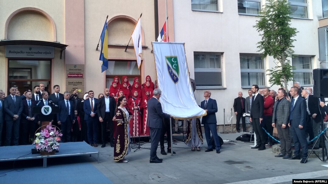 Džudžo i Džaferović podižu bošnjačku zastavu ispred prostorija Bošnjačkog nacionalnog vijeća u Novom Pazaru