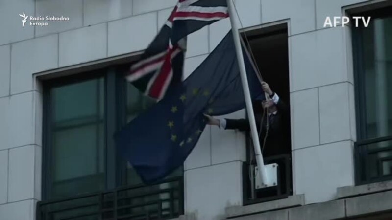 Skinuta zastava EU sa britanskog predstavništva u Briselu
