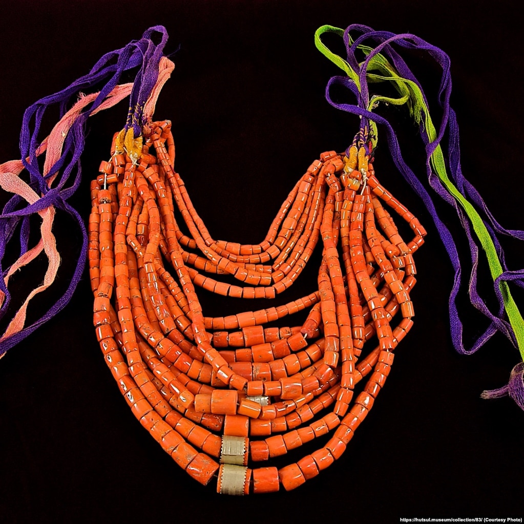 Намисто насиляне з червоних коралів циліндрчної форми. На трьох низках найбільші коралики оздоблені гравірованим металевим обручем.З колекції Національного музею народного мистецтва Гуцульщини та Покуття імені Й.Кобринського