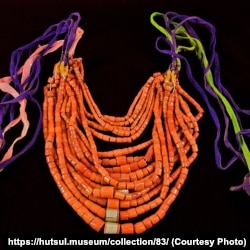 Намисто насиляне з червоних коралів циліндрчної форми. На трьох низках найбільші коралики оздоблені гравірованим металевим обручем.З колекції Національного музею народного мистецтва Гуцульщини та Покуття імені Й.Кобринського