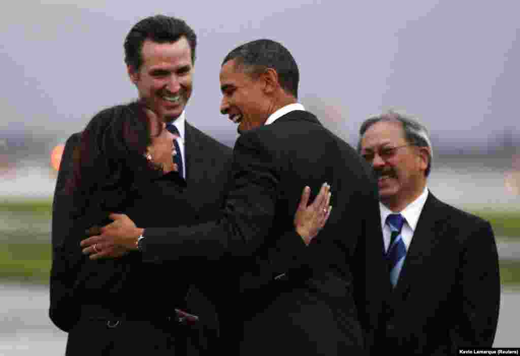 Kamala Harris egykori kaliforniai ügyész köszönti Barack Obamát, miután a volt amerikai elnök megérkezett San Franciscóba 2011 februárjában.