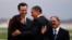 Kamala Harris egykori kaliforniai ügyész köszönti Barack Obamát, miután a volt amerikai elnök megérkezett San Franciscóba 2011 februárjában.