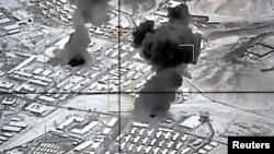 На этом стоп-кадре из видео, опубликованного 27 февраля 2026 года, над Кабулом (Афганистан) поднимается дым после пакистанских ударов — об этом сообщили представители Пакистана и движения «Талибан».