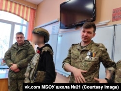 Російські військові проводять урок