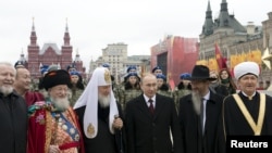Владимир Путин на Красной площади в окружении лидеров "традиционных" российских религиозных конфессий. Дамба Аюшеев – второй слева