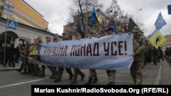 Учасники маршу вигукують «Зелю геть», «Ні капітуляції», «Слава добровольцям»