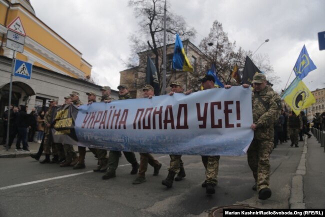 Учасники маршу вигукують «Зелю геть», «Ні капітуляції», «Слава добровольцям»