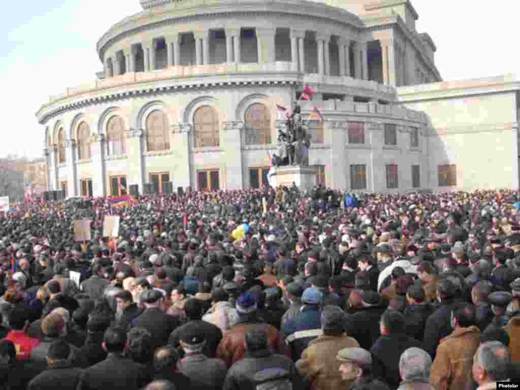 Митинг сторонников Тер-Петросяна в Ереване, 16 февраля 2008