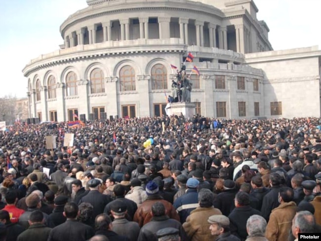 Акция протеста сторонников Левона Тер-Петросяна в центре Еревана, 16 февраля 2008 года