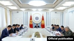 Қырғызстан президенті Сооронбай Жээнбеков Қауіпсіздік кеңесінің отырысын өткізіп отыр. Бішкек, 3 наурыз 2020 жыл.
