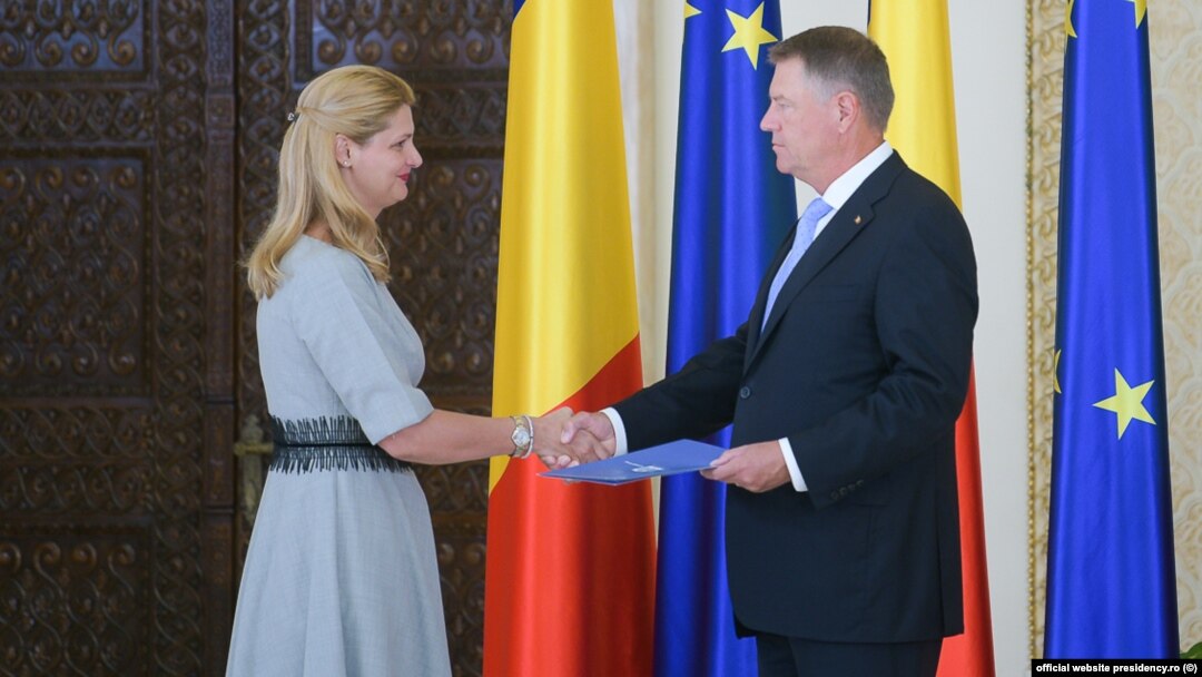 Klaus Iohannis este criticat pentru că a semnat numirea în Guvern a doi miniștri controversați, unul dintre ei fiind Ramona Mănescu (în imagine, în stânga)
