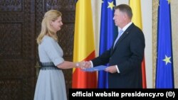 Klaus Iohannis este criticat pentru că a semnat numirea în Guvern a doi miniștri controversați, unul dintre ei fiind Ramona Mănescu (în imagine, în stânga)