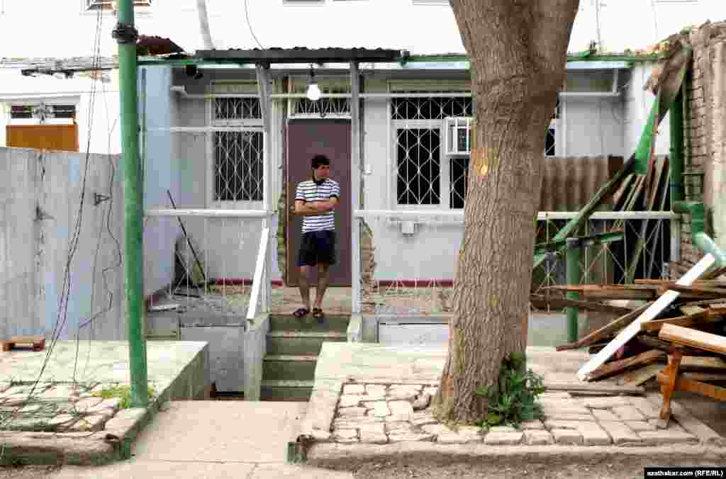 Ýerli ýaşaýjy ozalky 'pristroýkanyň' duran ýerini synlaýar.