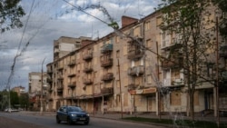 Будинок майже без вікон внаслідок обстрілів армії РФ і антидронова сітка над дорогою, Слов’янськ, Донецька область, 25 квітня 2026 року
